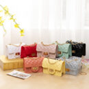 Mini sac à chaîne en perles et diamants – Image 2