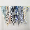 Foulard en soie à carreaux noir et blanc pour femme