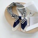 Foulard en soie à carreaux noir et blanc pour femme – Image 5