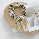 Foulard en soie à carreaux noir et blanc pour femme – Image 2