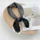 Foulard en soie à carreaux noir et blanc pour femme – Image 4