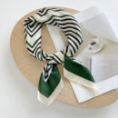 Foulard en soie à carreaux noir et blanc pour femme – Image 7