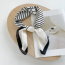Foulard en soie à carreaux noir et blanc pour femme – Image 6