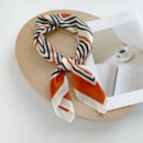Foulard en soie à carreaux noir et blanc pour femme – Image 3